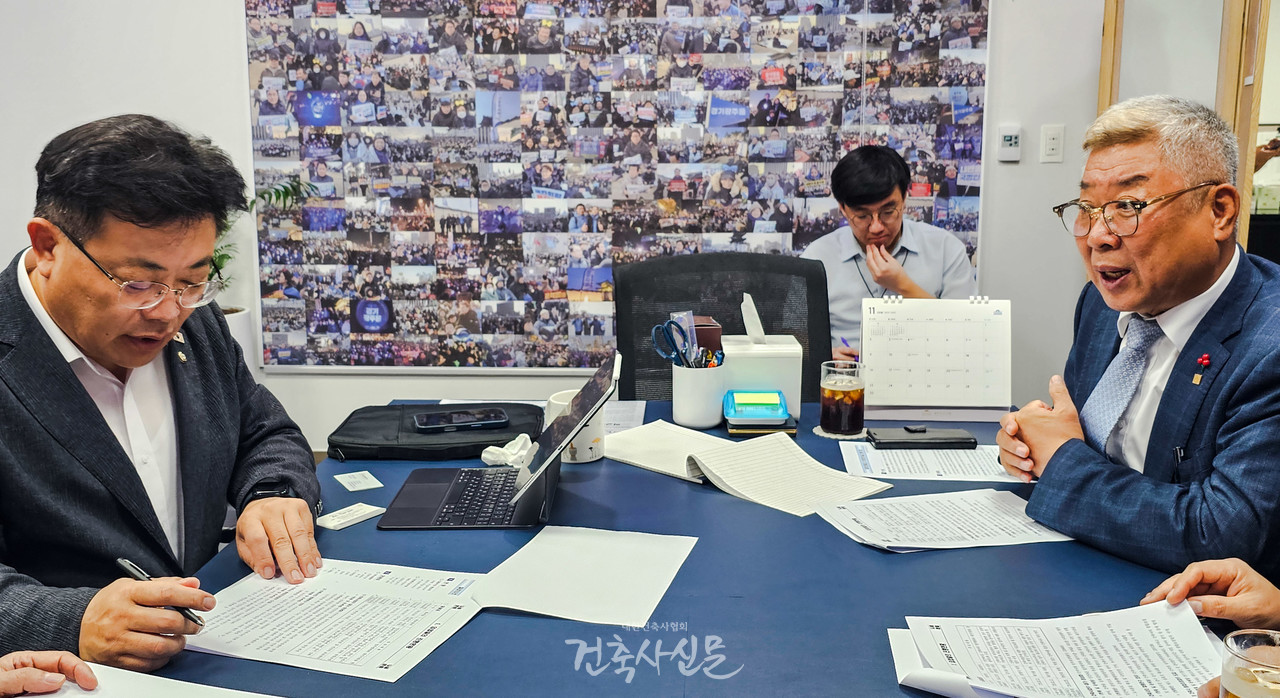 대한건축사협회 김재록 회장(오른쪽)이 8월 20일 국회에서 안태준 국토교통위원회 법안심사소위원과 만나 건축사법 및 건축법 개정안의 필요성을 설명하고 있다. (사진=대한건축사협회 건축사신문)