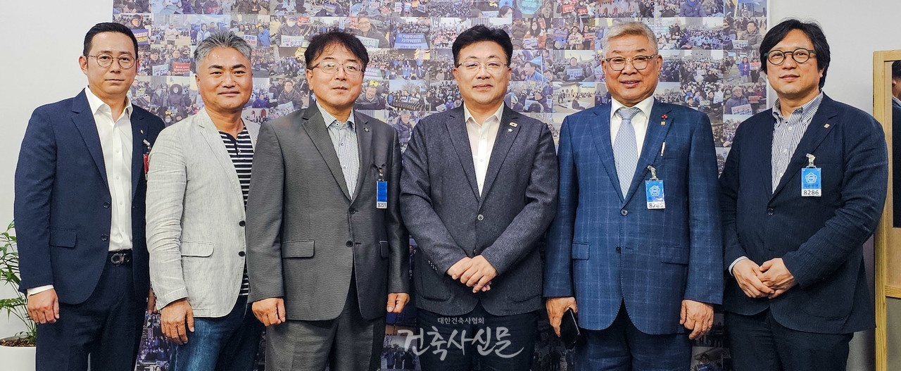 대한건축사협회 김재록 회장(오른쪽 두 번째)이 8월 20일 국회에서 국회 국토교통위원회 국토법안심사소위원회 안태준 국회의원(오른쪽 세 번째)과 면담 후 함께했다. (사진=대한건축사협회 건축사신문)