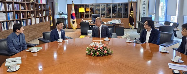 지난 7월 10일 대한건축사협회 김재록 회장(가운데)이 건축사회관에서 열린 조달청과의 간담회에서 설계공모 제도 개선 관련 의견을 나누고 있다. (사진=조달청)