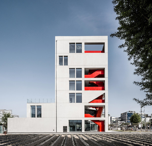 백희성 건축사는 설계에 참여한 구성원들이 다양한 아이디어를 제안하고, 이를 토대로 설계된‘The VERTICAL WALKWAY_심우상가’를 소개했다. 충청북도 증평의 숨은 풍경을 산책할 수 있는 외부공용계단을 디자인하고, 이를 ‘증평수직산책로’라고 지었다. 다양한 각도로 복잡하게 지그재그로 연결된 공공 계단은 방문객들에게 증평의 숨겨진 독특한 풍경을 친밀하게 접하고 즐길 수 있도록 의도적으로 설계됐다. (설계·사진=백희성 건축사(킵·KEAB 건축사사무소, 프랑스 건축사)