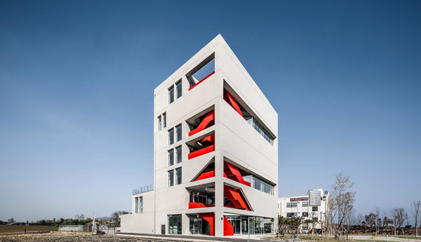 백희성 건축사는 설계에 참여한 구성원들이 다양한 아이디어를 제안하고, 이를 토대로 설계된‘The VERTICAL WALKWAY_심우상가’를 소개했다. 충청북도 증평의 숨은 풍경을 산책할 수 있는 외부공용계단을 디자인하고, 이를 ‘증평수직산책로’라고 지었다. 다양한 각도로 복잡하게 지그재그로 연결된 공공 계단은 방문객들에게 증평의 숨겨진 독특한 풍경을 친밀하게 접하고 즐길 수 있도록 의도적으로 설계됐다. (설계·사진=백희성 건축사(킵·KEAB 건축사사무소, 프랑스 건축사)