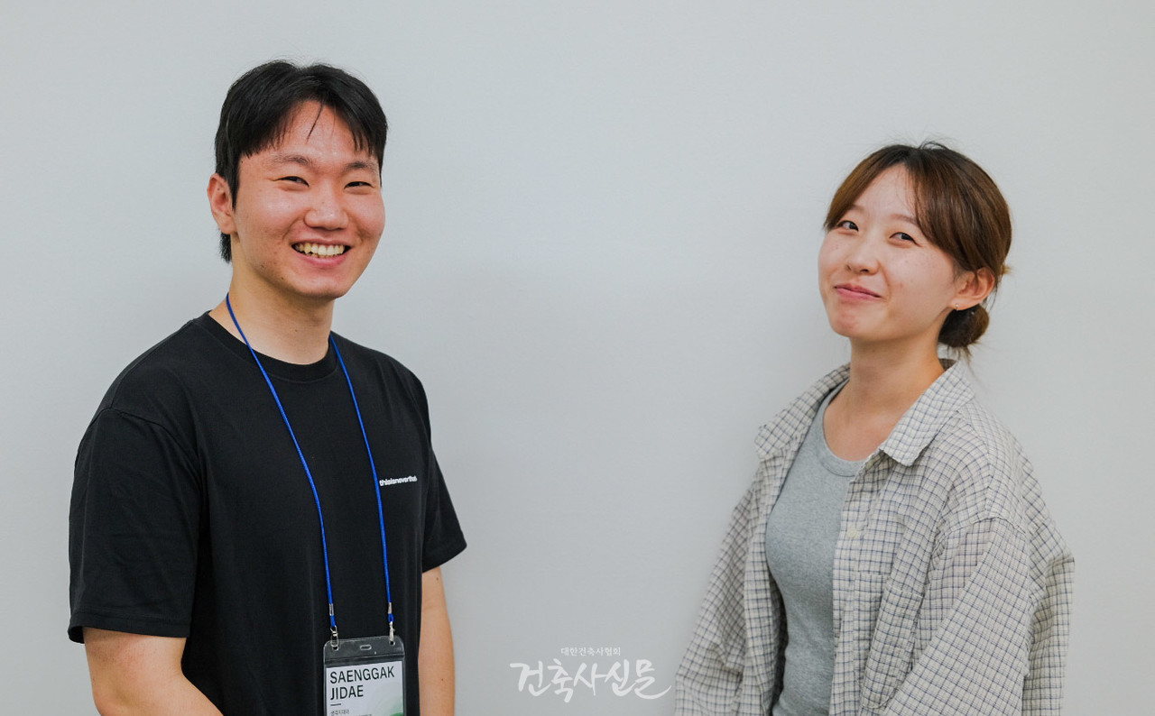 (왼쪽부터)전국학생건축포럼 생각지대 답;사이트 총괄 디렉터 황동주(단국대학교 건축학과 4학년), 단장 권수하(숭실대학교 건축학과 4학년) (사진=대한건축사협회 건축사신문)