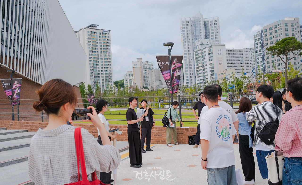 지난 8월 28일 전국학생건축포럼 생각지대가 답;사이트를 부산콘서트홀에서 진행했다. (사진=대한건축사협회 건축사신문)