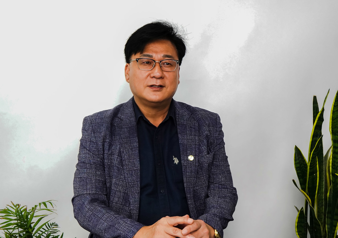 최동일 에스와이네팔 법인장이 인터뷰에서 상장 배경과 전략을 설명하고 있다. (사진=에스와이)