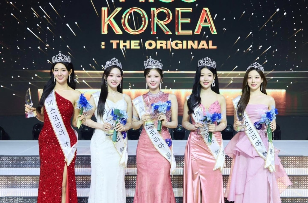 2025 미스코리아 선발대회에서 ‘진’ 정연우 씨(가운데)를 비롯한 수상자들이 무대에 섰다. (사진=2025 제69회 미스코리아)