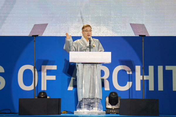 대한건축사협회 김재록 회장이 대회사에 나서고 있다. (사진=대한건축사협회 건축사신문)