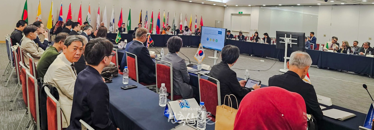 제21차 인천 아시아건축사대회가 9월 8일부터 12일까지 송도컨벤시아에서 열렸다. 아시아 20여 개국에서 500여 명의 건축사가 참가했고, 대한민국 건축사대회도 같은 기간에 동시에 개최됐다. 9월 11일 개막식에는 약 1만여 명의 회원이 참석했다. (사진=대한건축사협회 건축사신문)