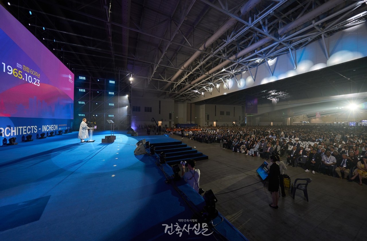 제21차 인천 아시아건축사대회 개막식 전경. 인천 송도컨벤시아 전시홀을 가득 메운 1만여 대한건축사협회 회원과 아시아 24개국 건축사들이 대회사를 경청하고 있다. (사진=대한건축사협회 건축사신문)