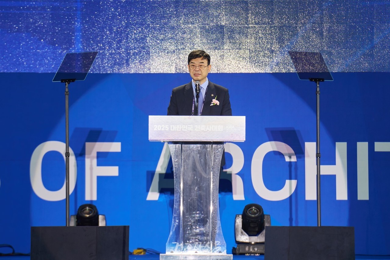 제21차 인천 아시아건축사대회에서 국토교통부 이상경 제1차관이 축사를 통해 “건축은 시대를 반영하며, ‘더 나은 내일’이라는 주제는 시대적 흐름과 맞닿아 있다”며 기후대응 등 국가적 연대의 중요성을 강조했다. (사진=대한건축사협회 건축사신문)