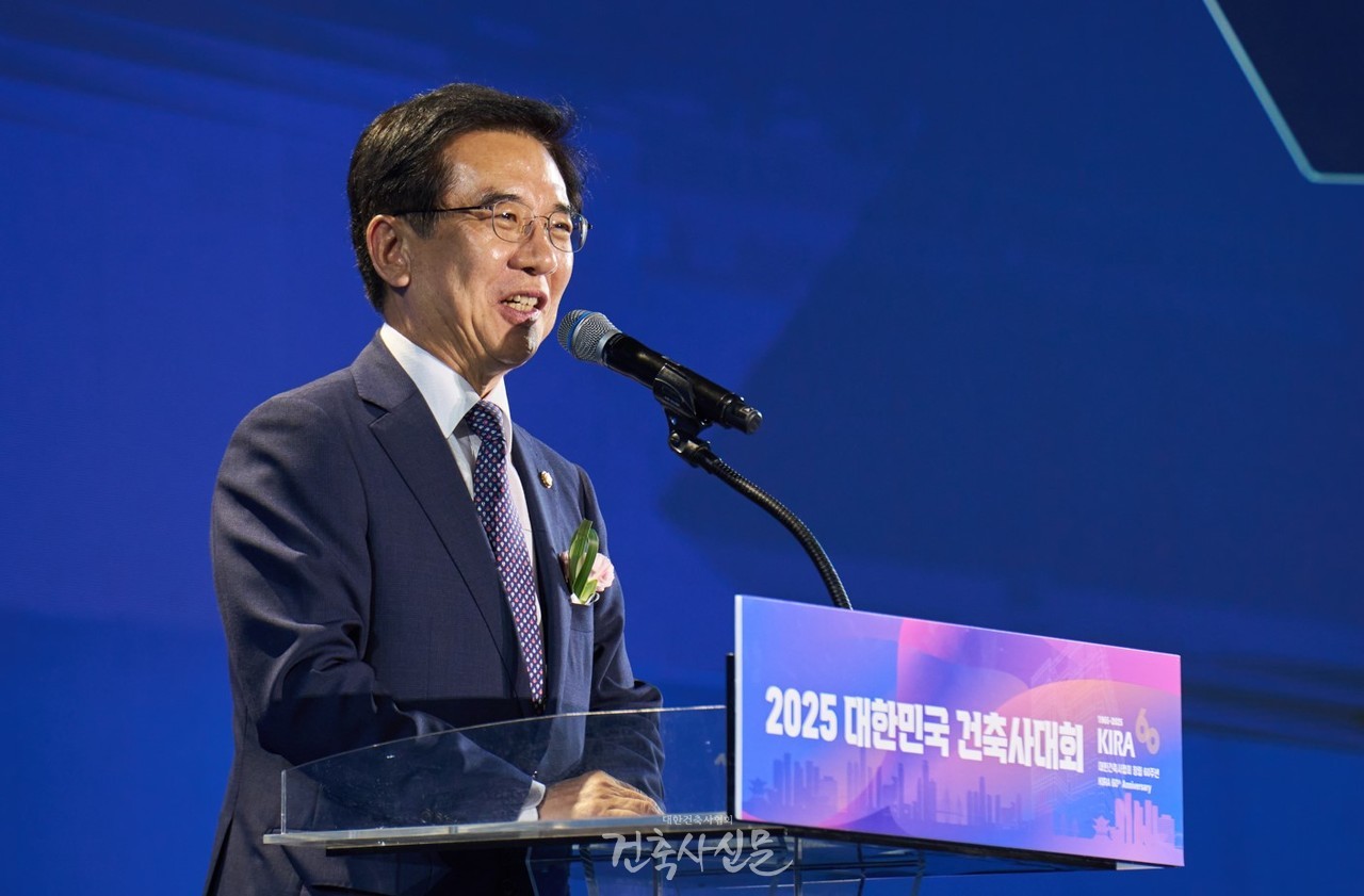 제21차 인천 아시아건축사대회에서 정일영 국회의원이 “경제가 살아나야 건축도 꽃을 피울 수 있다”며 건축사들의 업무 여건 개선과 세계가 찾는 도시 조성을 희망한다는 축사를 전하고 있다. (사진=대한건축사협회 건축사신문)