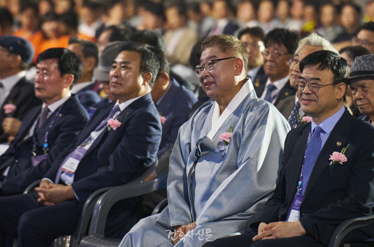 제21차 인천 아시아건축사대회 개막식에 참석한 주요 내빈들이 환하게 웃으며 행사를 지켜보고 있다. (사진=대한건축사협회 건축사신문)