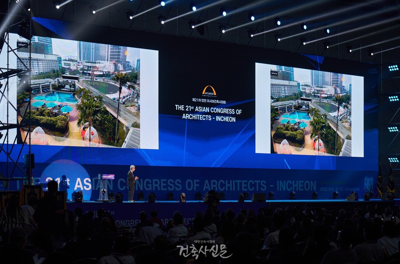 제21차 인천 아시아건축사대회에서 기조강연을 맡은 야마모토 리켄 건축사가 도시와 공동체의 공존을 주제로 발표하고 있다. (사진=대한건축사협회 건축사신문)