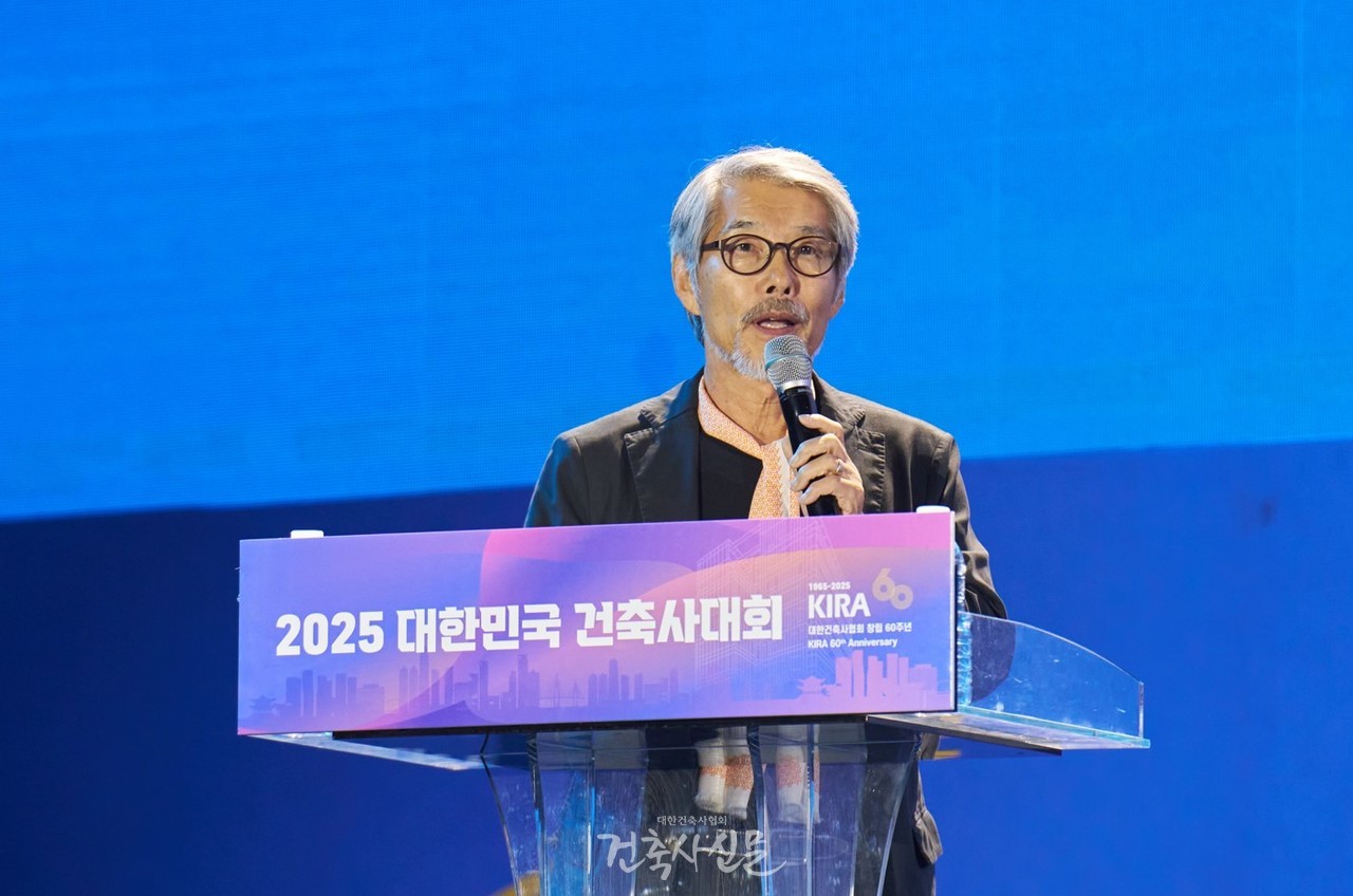 제21차 인천 아시아건축사대회 기조포럼 ‘Smart City of Songdo’에서 이상림 건축사(주.공간종합건축사사무소)가 발표를 하고 있다. (사진=대한건축사협회 건축사신문)