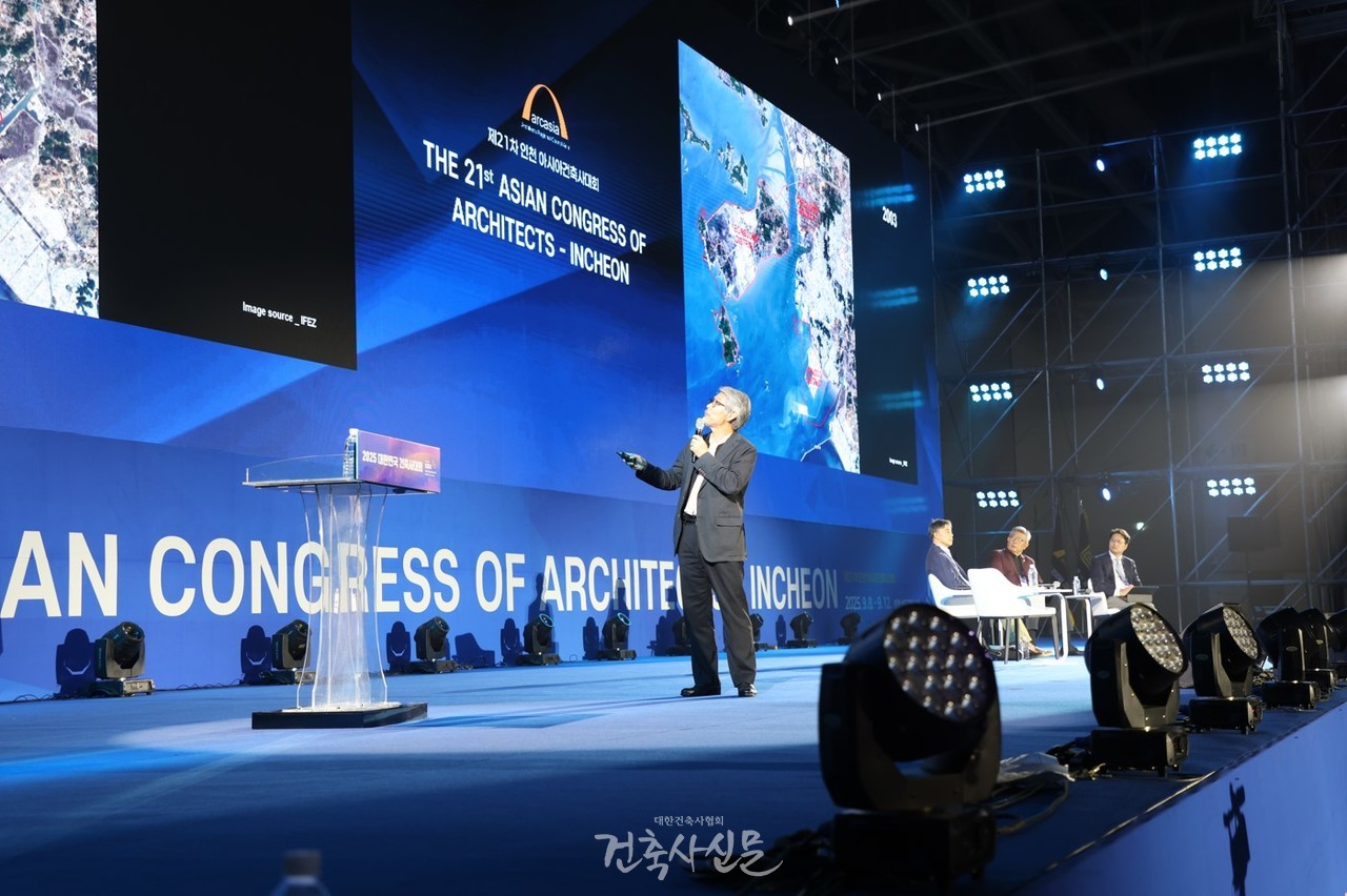 제21차 인천 아시아건축사대회 기조포럼 ‘Smart City of Songdo’에서 발표 중인 이상림 건축사(사진=대한건축사협회)