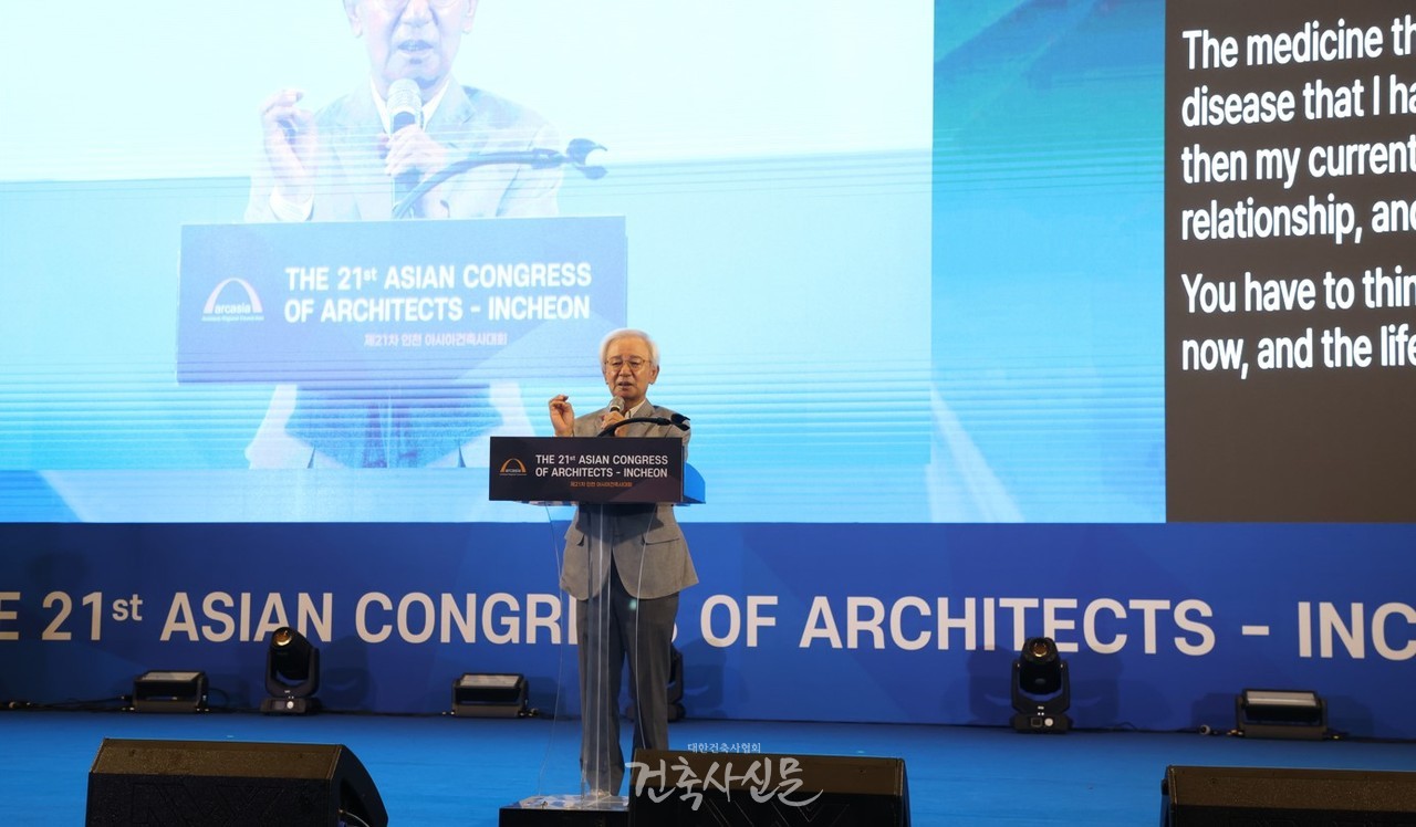 제21차 인천 아시아건축사대회에서 김홍신 작가가 특별강연 ‘미래를 준비하는 삶’을 주제로 강연하고 있다. (사진=대한건축사협회 건축사신문)