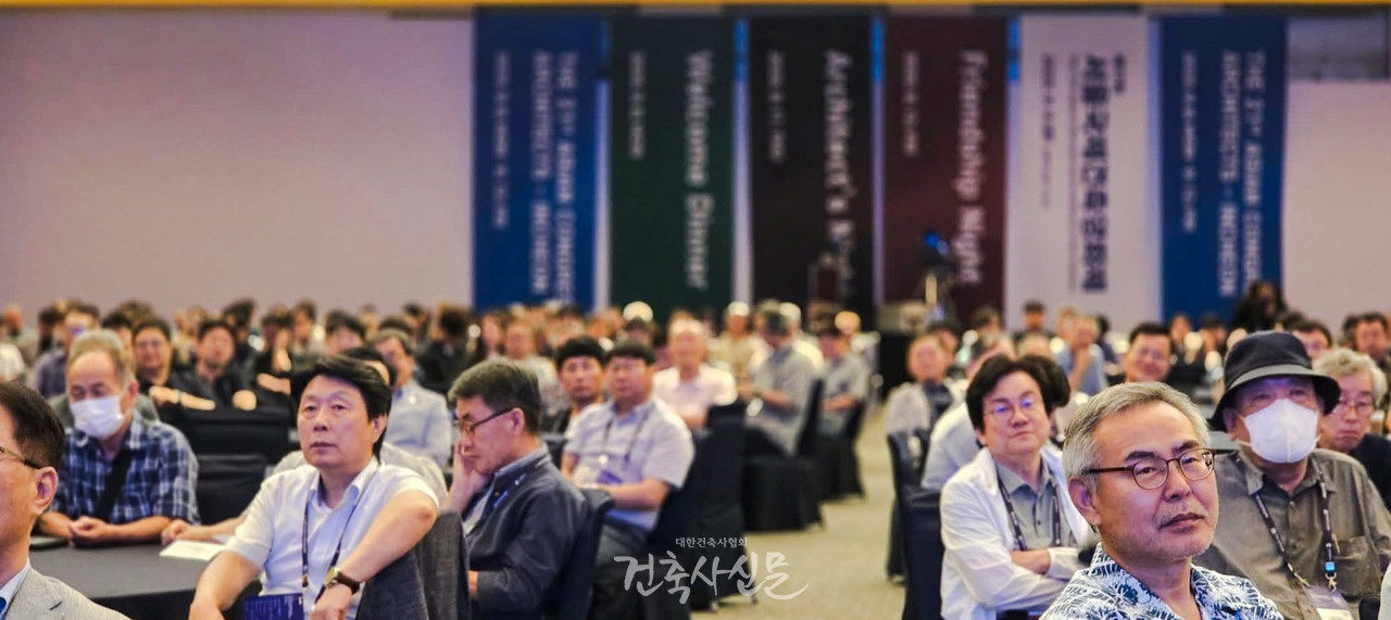 제21차 인천 아시아건축사대회에서 김홍신 작가의 특별강연 ‘미래를 준비하는 삶’을 회원들이 경청하고 있다.(사진=대한건축사협회 건축사신문)