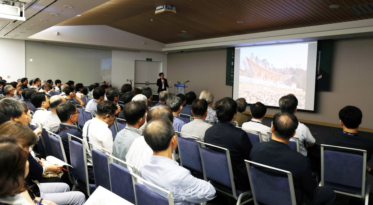 제21차 인천 아시아건축사대회에서 김재경 교수가 특별강연 ‘디지털 장인정신 : 동아시아 목조건축의 새로운 탄생’을 주제로 강연하고 있다. (사진=대한건축사협회 건축사신문)