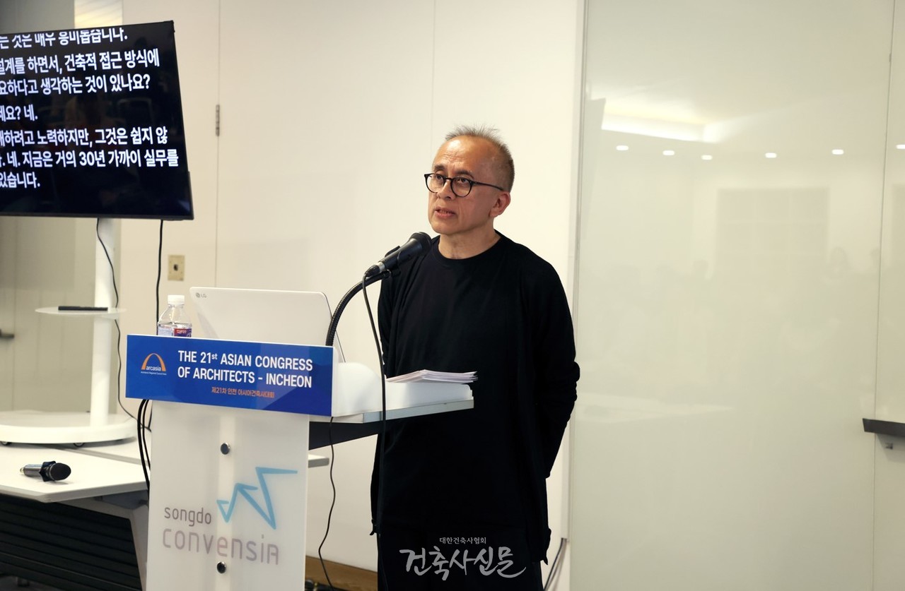 제21차 인천 아시아건축사대회에서 안드라 마틴이 ‘선함의 건축’을 주제로 특별강연을 진행하고 있다. (사진=대한건축사협회 건축사신문)
