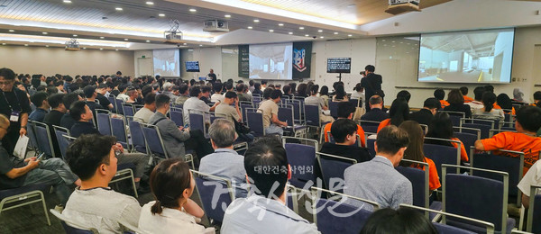 제21차 인천 아시아건축사대회에서 안드라 마틴이 ‘선함의 건축’을 주제로 특별강연을 진행하고 있다. (사진=대한건축사협회 건축사신문)