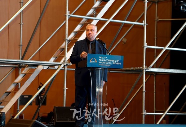 다비드 피에르 잘리콩 프랑스 건축사가 특별강연에 나서고 있다. (사진=대한건축사협회 건축사신문)