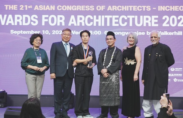 ‘Two Triangles(투 트라이앵글)’로 2025 아시아건축상에서 공공 편의시설 부문 골드메달과 ‘올해의 건축상’을 수상한 이기철 건축사(주.아키텍케이 건축사사무소, 사진 중앙) (사진=대한건축사협회)
