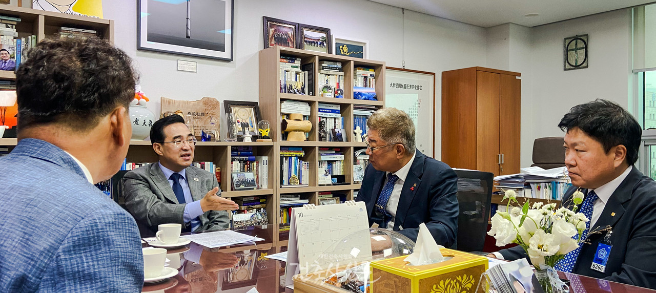 김재록 대한건축사협회 회장(오른쪽 두 번째)이 9월 16일 국회에서 박홍근 국회의원(왼쪽 두 번째)을 만나 일조권 사선규제 완화와 주차장 제도 개선 등에 대한 협회 의견을 개진했다. (사진=대한건축사협회 건축사신문)