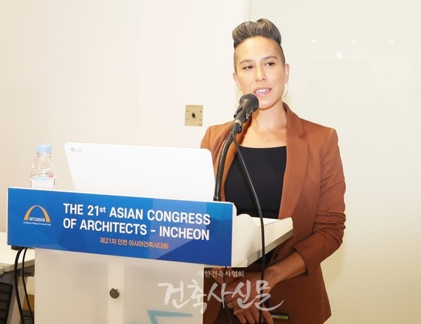 ‘지속가능한 도시를 위한 설계 전략’을 주제로 UNStudio 수석 디자인 디렉터 겸 시니어 아키텍트인 손타야 블루앙톡이 제21차 인천 아시아건축사대회가 열린 9월 12일 특별강연을 진행했다. (사진=대한건축사협회 건축사신문)