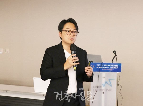 제21차 인천 아시아건축사대회가 열린 9월 13일 김재경 한양대학교 건축학과 교수가 ‘디지털 장인 정신: 동아시아 목조건축의 새로운 탄생’을 주제로 특별강연을 진행했다. (사진=대한건축사협회 건축사신문)