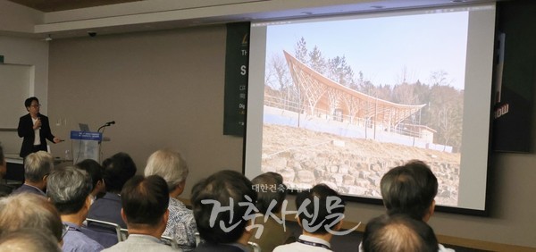 전주 ‘빛의 루:물나루 쉼터’ 설계과정을 소개 중인 김재경 교수(사진=대한건축사협회 건축사신문)