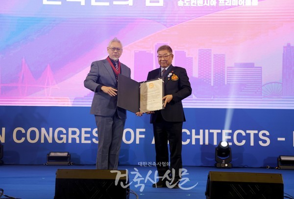 대한건축사협회 김재록 회장이 태국건축사협회 아사에 숙양가 회장으로부터 명예회원증을 전달받았다. (사진=대한건축사협회 건축사신문)