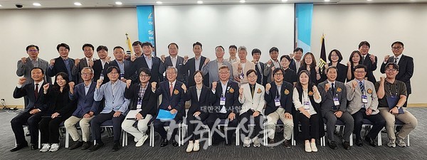 2025 한옥건축설계교육 수료식에 참여한 참가자들이 기념촬영에 나서고 있다. (사진=대한건축사협회 건축사신문)