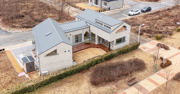 여름방학 중정 조감 (설계=이정욱 건축사·지점토 건축사사무소, 사진=변종석)