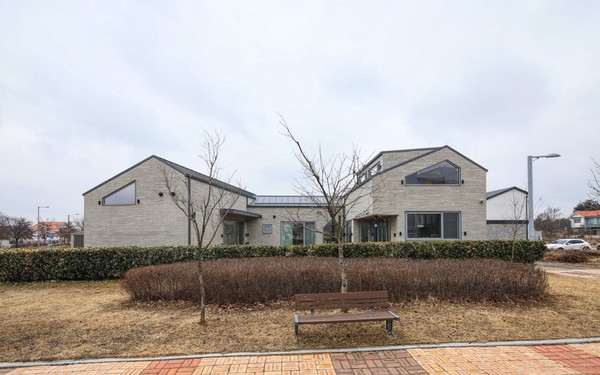 여름방학 동측 전경  (설계=이정욱 건축사·지점토 건축사사무소, 사진=변종석)