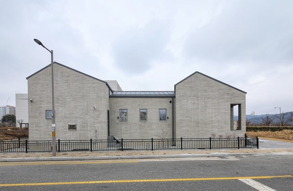 여름방학 서측 전경  (설계=이정욱 건축사·지점토 건축사사무소, 사진=변종석)