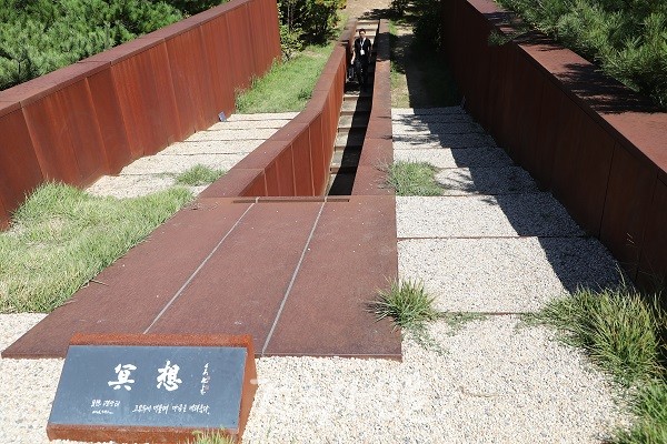 현암. 계단을 따라 내려가면 입구로 들어갈 수 있다. (사진=대한건축사협회 건축사신문)