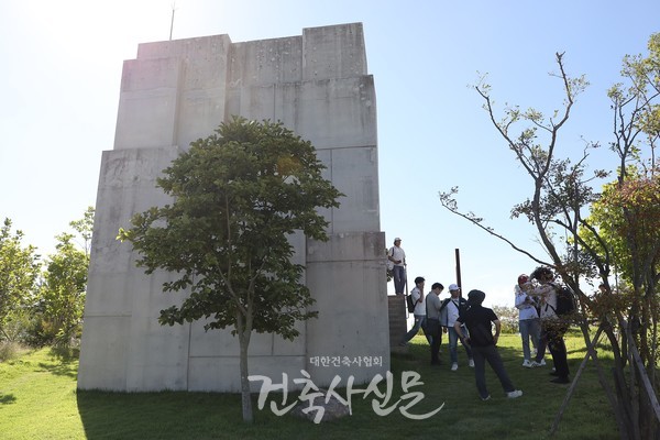 물탱크가 별을 보는 제단으로 거듭났다. 첨단 전경(사진=대한건축사협회 건축사신문)