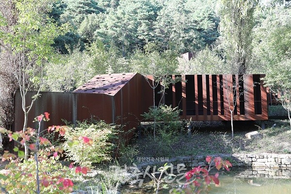 연못 너머로 와사가 펼쳐진다. (사진=대한건축사협회 건축사신문)
