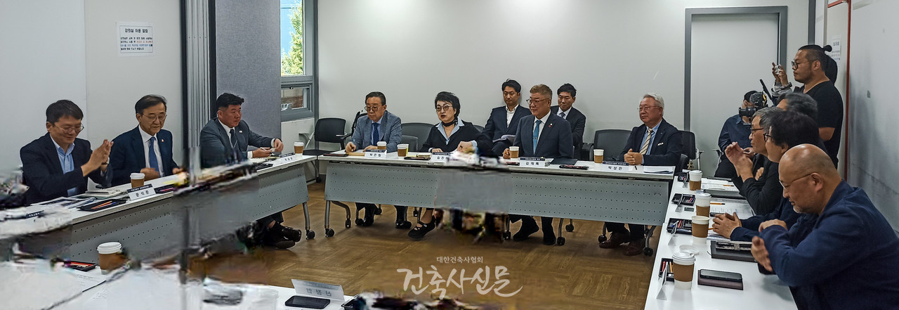 김윤덕 국토교통부 장관(왼쪽 두 번째), 김진애 국가건축정책위원장(왼쪽 다섯 번째), 김재록 대한건축사협회 회장(왼쪽 여섯 번째)을 비롯한 관계자들이 국토발전전시관에서 열린 건축정책 간담회에서 주요 현안을 논의하고 있다. (사진=대한건축사협회 건축사신문)