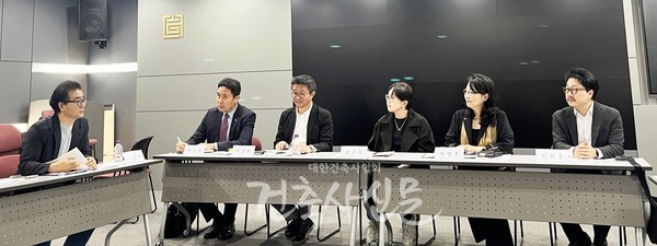 한국건축정책학회가 10월 1일 건축사회관 3층 국제회의실에서 ‘건축물의 탄소 중립을 위한 시장 메커니즘과 정책’을 주제로 세미나를 진행했다. (사진 좌측부터) 이석권 한국건축정책학회 수석부회장을 좌장으로 한 토론에는 황광범 건축사, 박성환 건축사, 감은희 대표, 이명주 교수, 신지웅 대표가 참여했다. (사진=대한건축사협회 건축사신문)