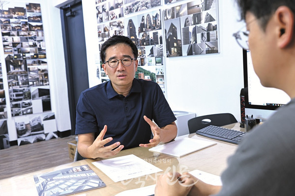지난 7월 11일, (주)엘케이에스에이 건축사사무소에서 이근식 건축사와 월간 ‘건축사’의 인터뷰가 진행됐다. (사진=대한건축사협회 건축사신문)
