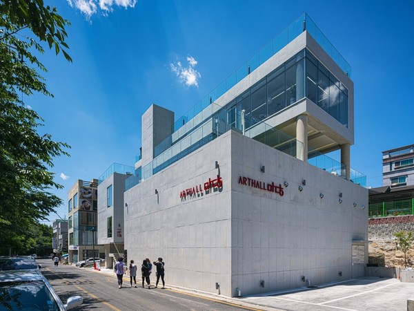 아트홀 마당(설계=고영주 건축사·알오엠건축사사무소, 사진=윤동규)