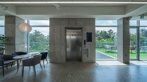 아트홀 마당(설계=고영주 건축사·알오엠건축사사무소, 사진=윤동규)