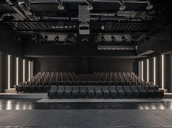 아트홀 마당(설계=고영주 건축사·알오엠건축사사무소, 사진=윤동규)