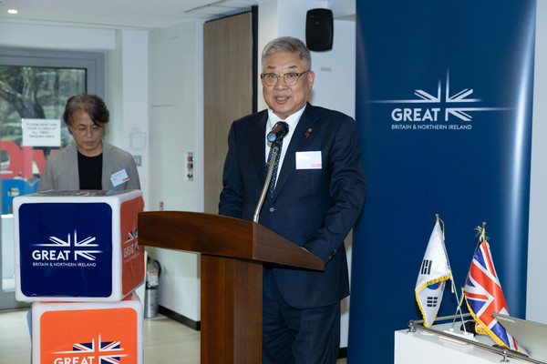 대한건축사협회 김재록 회장이 협회와 영국대사관 산업통상부와 함께 개최한 ‘도시건축 협력 세미나’에서 인사말을 전하고 있다. (사진=영국대사관 산업통상부)