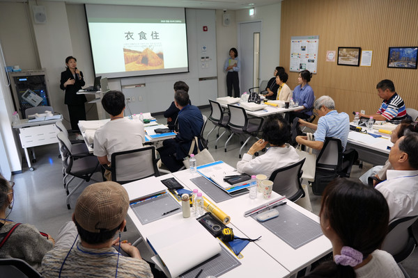 ‘정림 시니어 건축학교’ 수업이 진행 중인 느티나무쉼터 교육장 전경. (사진=주. 정림건축 종합건축사사무소)