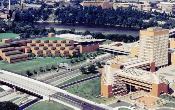 1974년 설계한 미네소타 법학대학원. 에너지 절약을 강조해 패시브 솔라 시스템, 일광, 옥상 정원 등이 설계에 포함됐다(설계·사진=PDI디자인그룹)