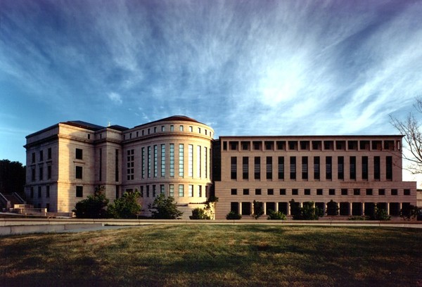 미네소타 주 대법원·고등법원. 법원의 기능을 극대화하기 위해 고건축과 현대건축을 융합시킨 이 작품은, 음양의 기법을 설계에 적용해 설계공모에서 당선됐다. (설계·사진=PDI디자인그룹)  