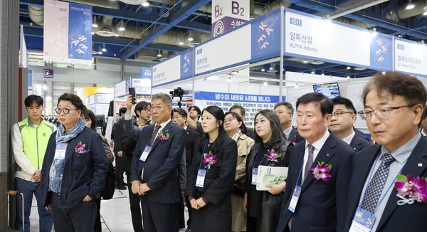국토교통부 최아름 건축문화경관과장과 대한건축사협회 김재록 회장, 한국건축가협회 한영근 회장 등이 전시 부스를 돌아보며 참가업체를 격려하고 있다. (사진=대한건축사협회 건축사신문)