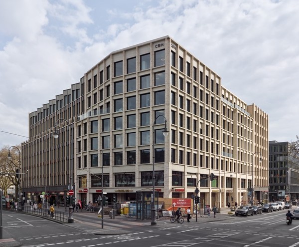 독일 쾰른 루돌프광장 오피스 건물 신축 프로젝트, 2017-2022. 쾰른 시의 역사적인 구도심의 서쪽 관문인 루돌프광장과 합스부르크링에 위치한 새로운 업무 및 상업 건물은, 도시의 블록 구조를 완성하며 그 맥락 속에 자연스럽게 자리 잡고 있다. 이 건물은 주변의 도시적 요소들을 변환•재해석하는 과정을 통해 독자적이면서도 조각적인 건축 매스를 만들어내며, 하나의 인상적인 건축 조형으로 인식되는 동시에 섬세한 형태적 분절을 통해 역사적인 도시 조직의 리듬과 스케일에 세밀하게 반응한다. 건물은 역사와 현대가 조화를 이루는 형태로, 쾰른 도심의 서쪽 관문에 새로운 건축적 중심성을 부여하고 있다. (설계: Max Dudler GmbH, 사진: Stefan Müller)