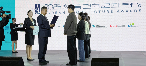 대한건축사협회 김재록 회장이 시상을 하고 있다.  (사진=대한건축사협회)